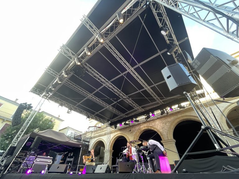 Sonorisation, éclairage, scène, distribution électrique pour concerts, spectacles, festivals...