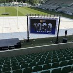 Ecran plein jour installé au stade pour un événement professionnel