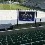 Ecran plein jour installé au stade pour un événement professionnel