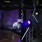 Scène DJ installée avec éclairage dynamique, boule à facette et système de sonorisation pour la soirée d'entreprise Cdiscount
