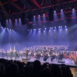 Orchestre OPPB sur scène lors d'une prestation audiovisuelle concert classique
